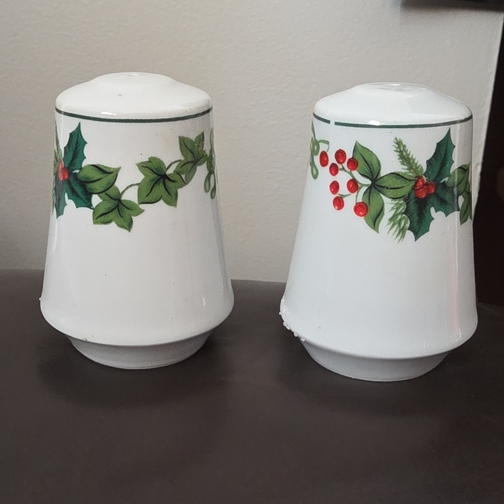 Ceramic Holly Pattern Christmas Salt & Pepper Shakers Set Decorative Pair
